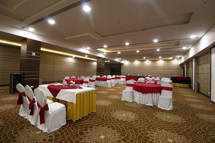 Ballroom/Hall 22 of 33