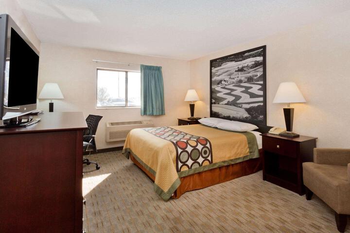 1 Queen Bed (4 of 14)