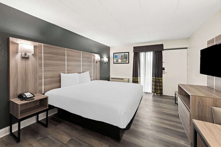 1 King Bed (9 of 10)