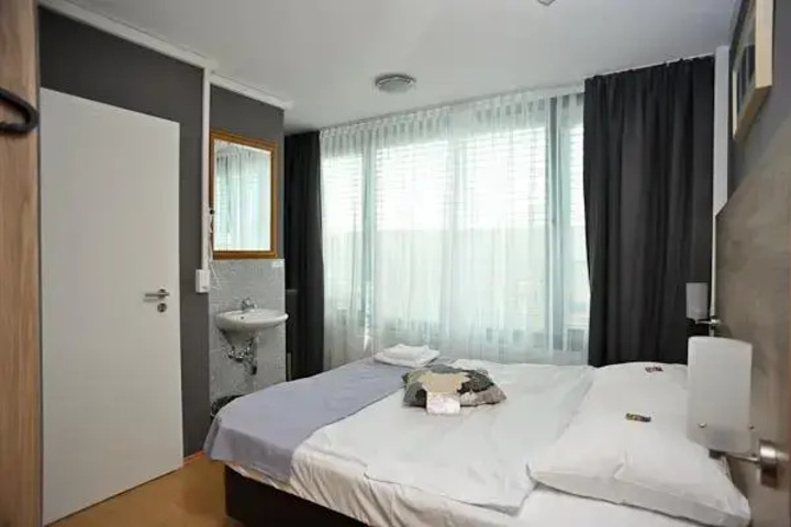 Room 6 of 14