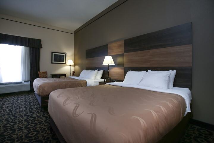 2 Queen Beds (2 of 7)