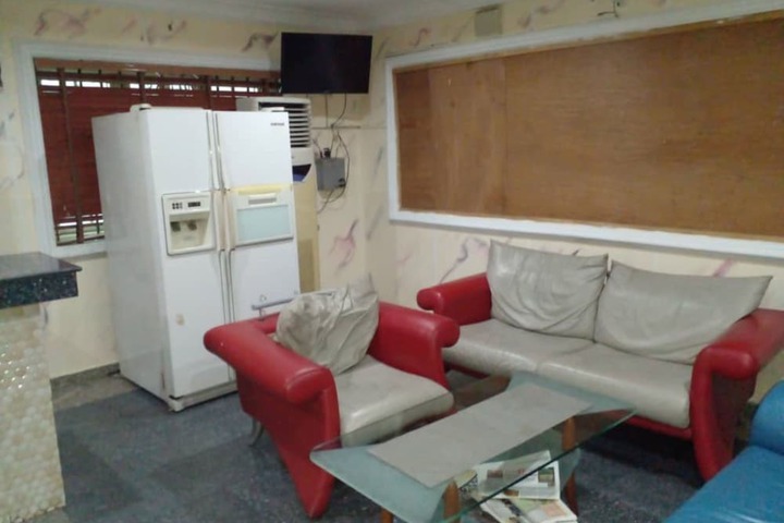Lounge 16 of 17