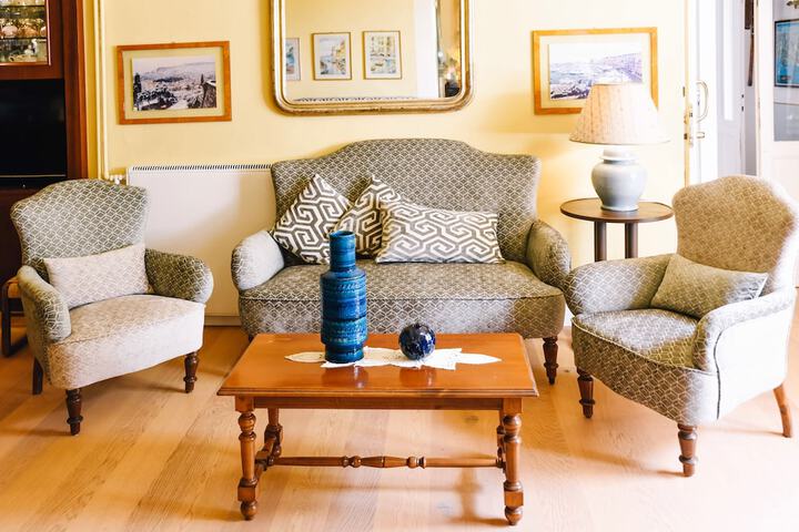 Lounge 67 of 84