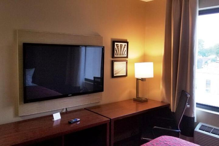 1 Queen Bed (3 of 10)