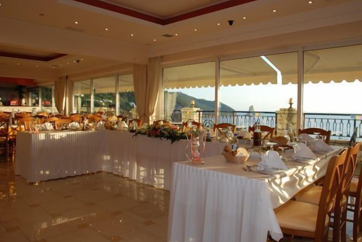 Ballroom/Hall 34 of 38