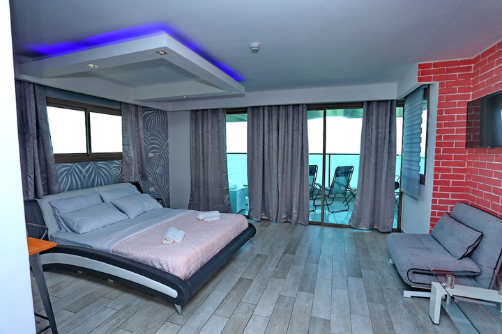 Room 6 of 8