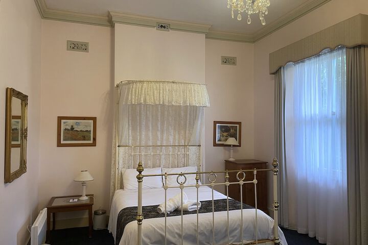 Room 18 of 33