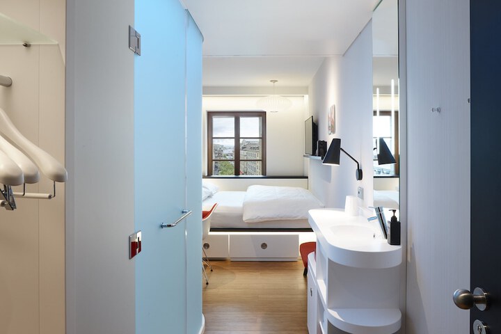 Room 13 of 69