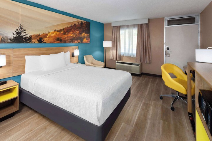 1 King Bed (2 of 9)