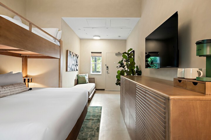 Room 32 of 73