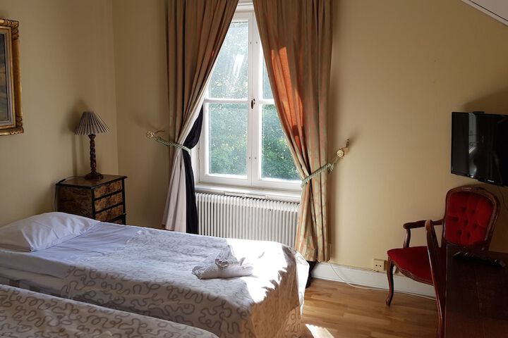 Room 7 of 33
