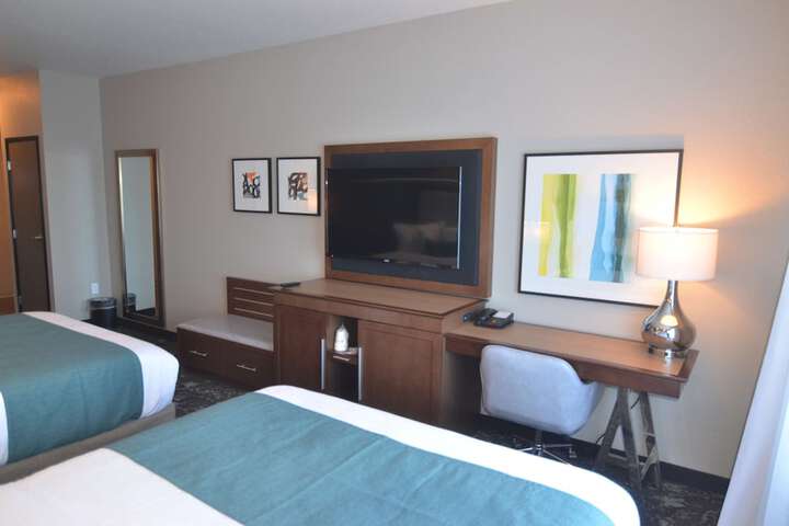 2 Queen Accessible Roll in Shower Microwave, Refrigerator WiFi Full Breakfast (7 of 12)