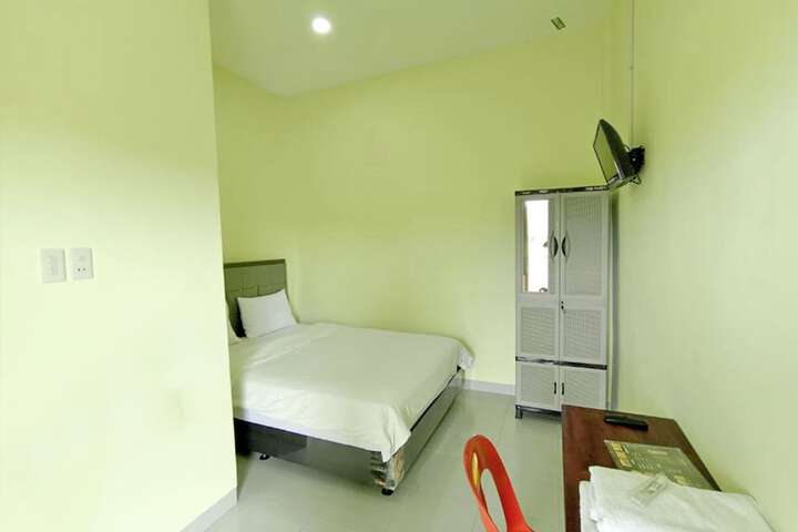 Room 4 of 12
