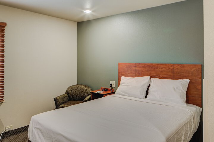 1 Queen Bed (5 of 10)
