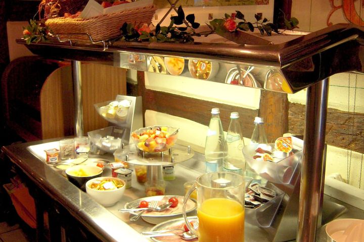 Breakfast/Coffee Service 24 of 32