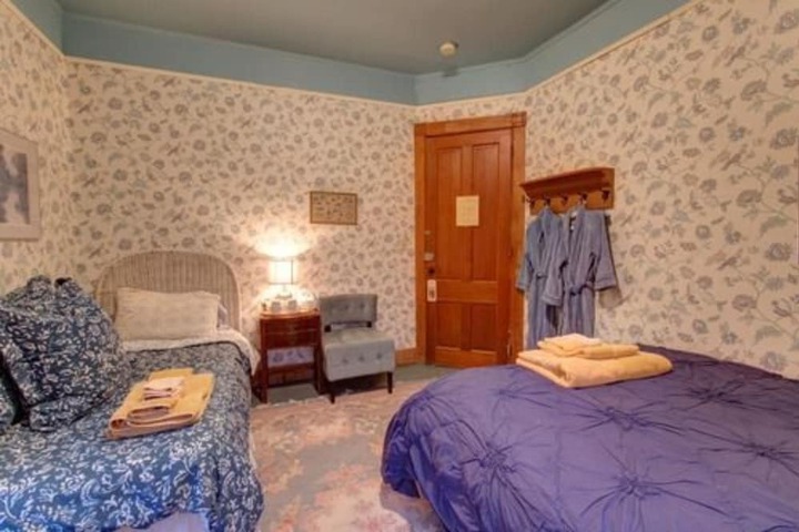 Room 24 of 100