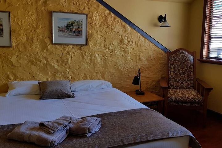 Room 2 of 74
