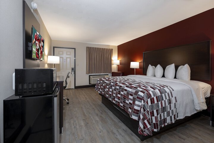 Deluxe King Bed (5 of 14)