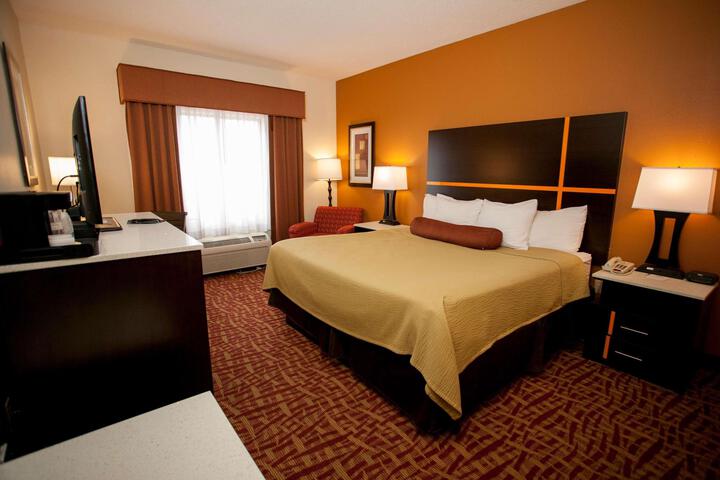 1 King Bed Jetted Tub WiFi, Microwave and Refrigerator Full Breakfast (12 of 13)