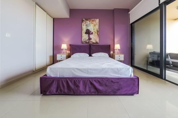 Room 4 of 136