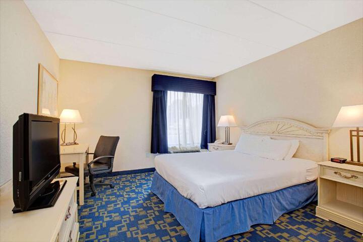 1 Queen Bed (2 of 3)