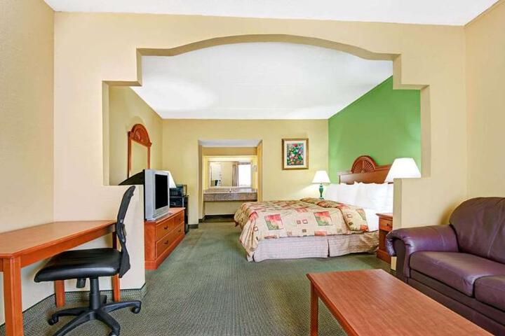 1 Queen Bed (15 of 15)