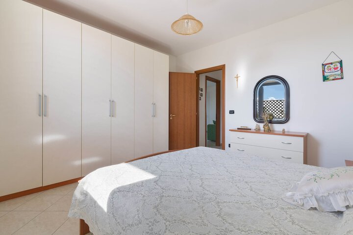Room 6 of 17
