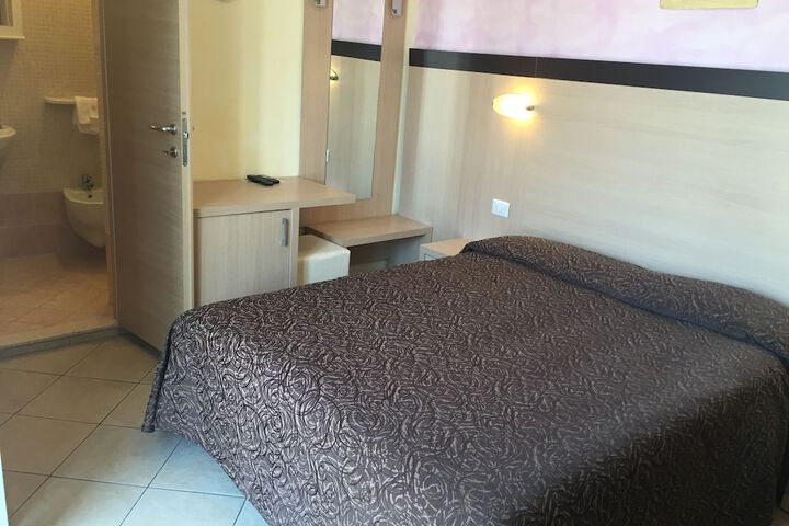 Room 16 of 34