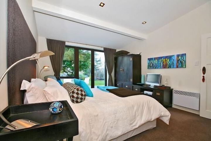 Room 2 of 16