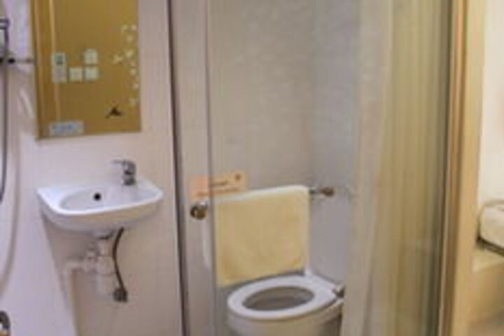 Room 8 of 93