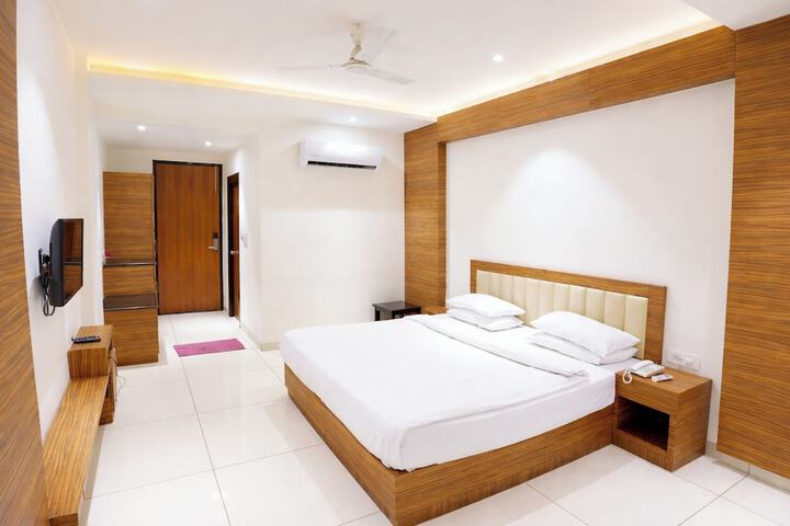 Room 4 of 8
