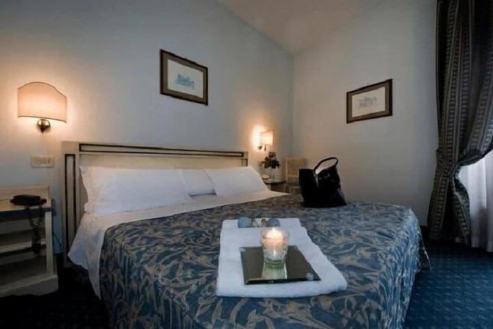 Room 8 of 20