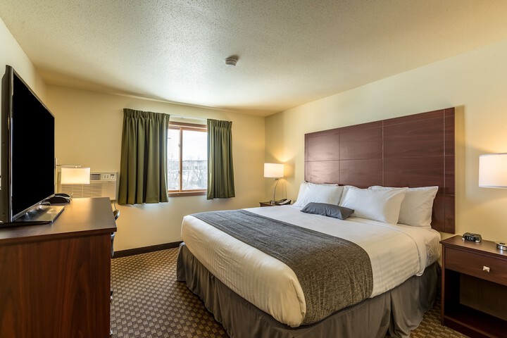 Guest Room Standard King Bed (7 of 13)