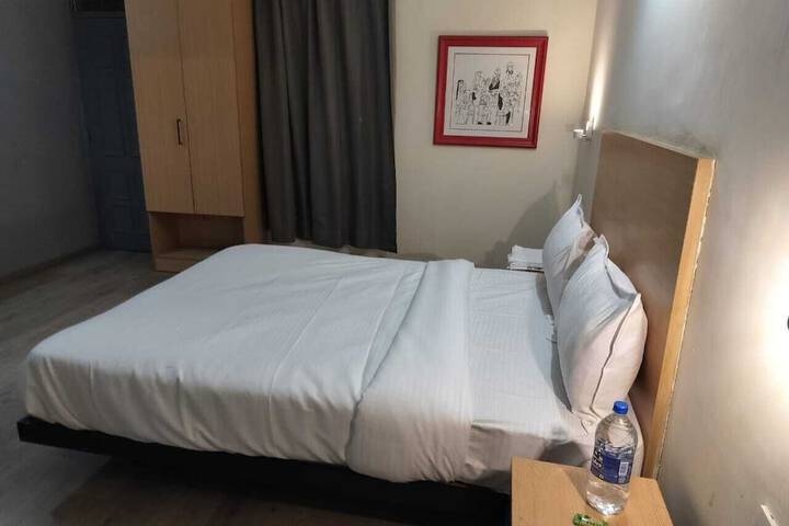 Room 6 of 12