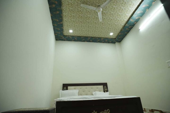 Room 12 of 16