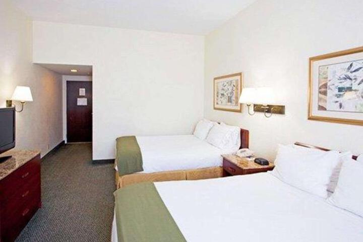 2 Double Beds (6 of 7)
