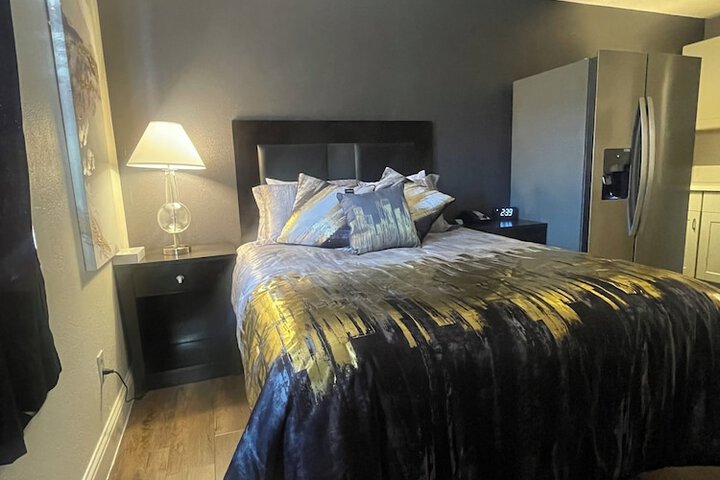 Single Queen Bed (3 of 7)