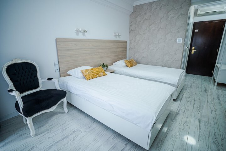 Room 10 of 102