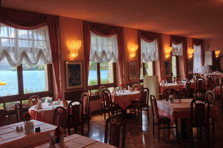 Dining 40 of 65