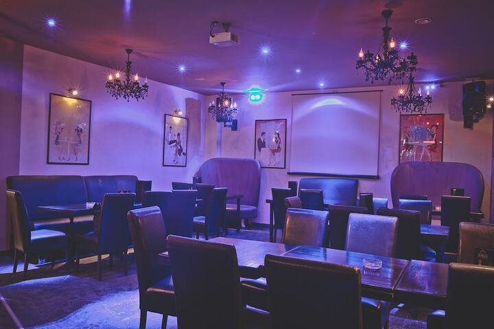 Lounge 32 of 35