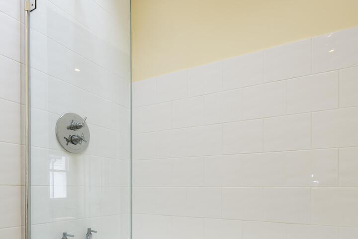 Veeve Charming 1 Bed in Codrington Mews Notting Hill