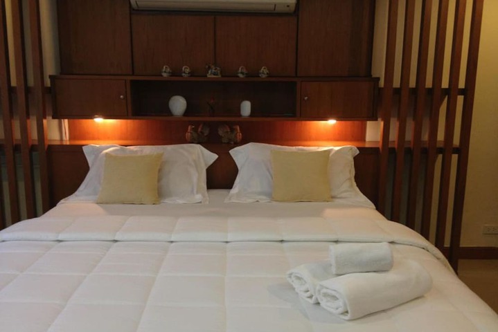 Room 4 of 9