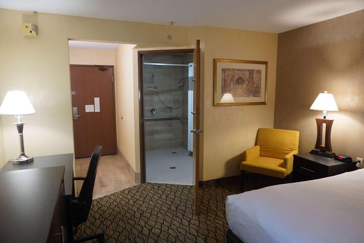 1 Queen Bed Accessible Room (9 of 10)