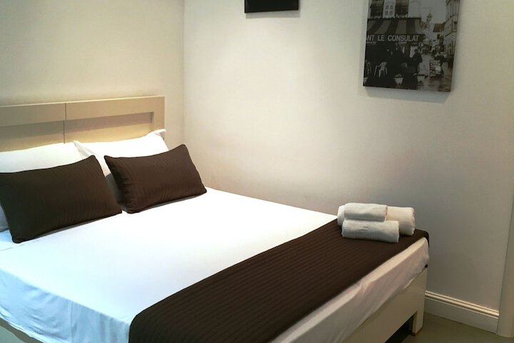 Room 2 of 33
