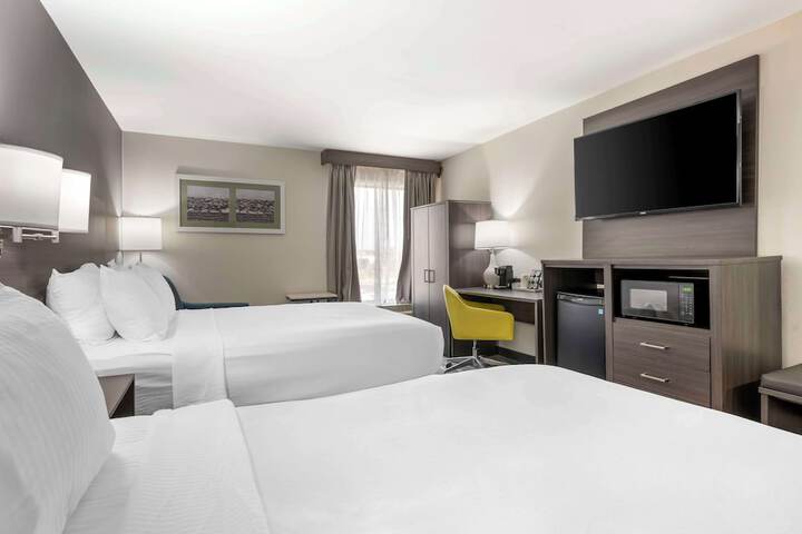1 Queen Bed Microwave and Refrigerator WiFi Full Breakfast (7 of 15)