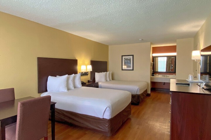 2 Queen Beds (2 of 5)