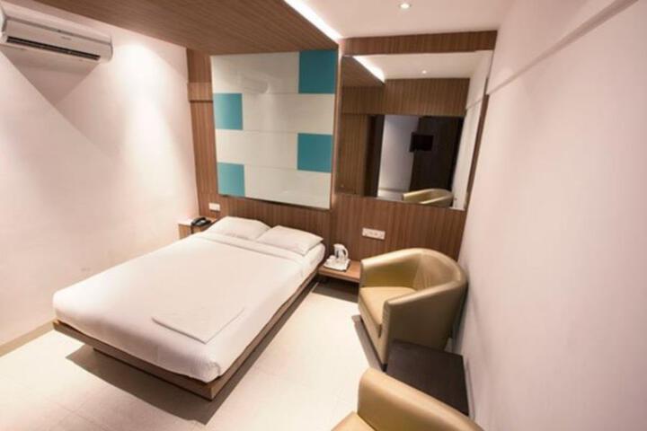 OYO 14796 Hiland Suites