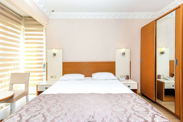 Room 32 of 97