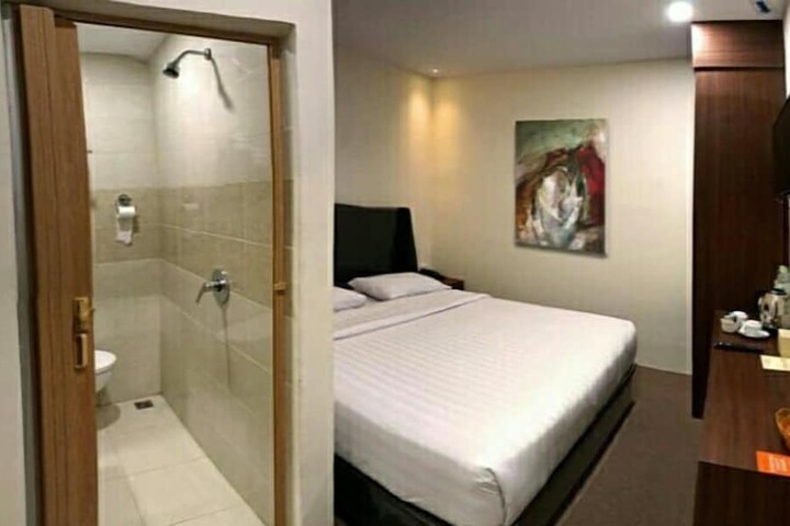 Room 8 of 18