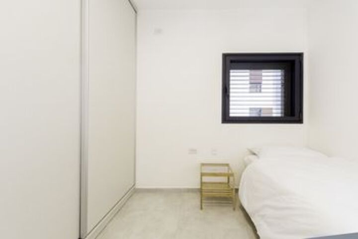 Room 7 of 18
